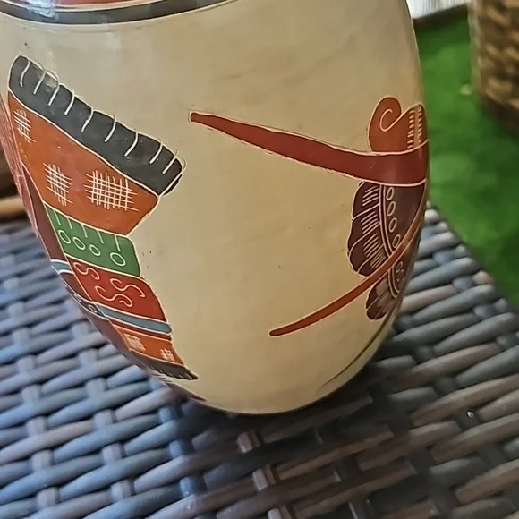 Vintage CENTRAL AMERICAN ART POTTERY VASE w/Etched Polychromatic Natives - Picture 4 of 9